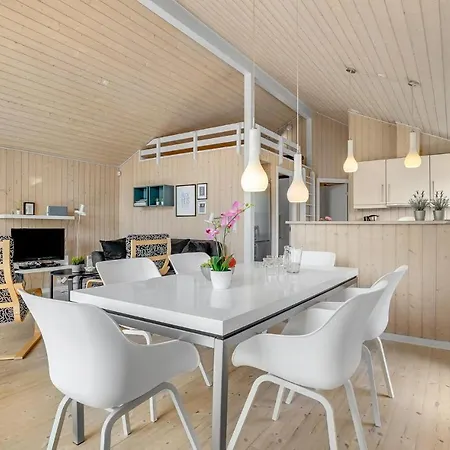 Hotel 3 Bedroom Awesome In Pandrup 5*
